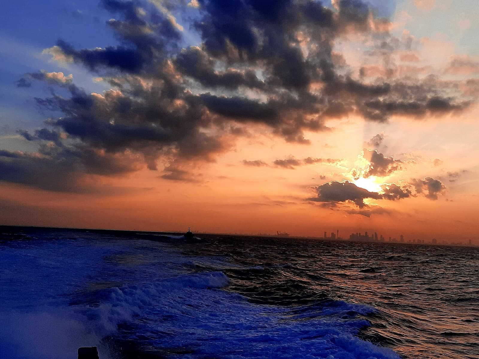 Colombo cityscape and visitor atmosphere in Sri Lanka